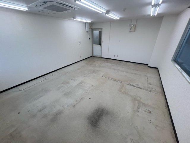 小手指駅前ビルの内装