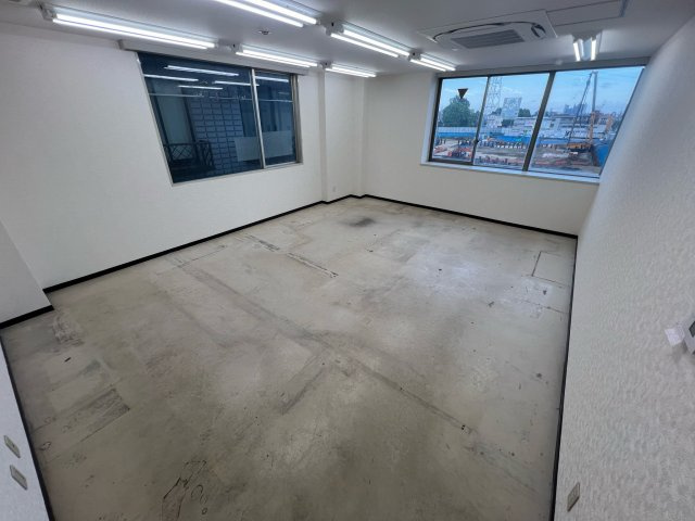 小手指駅前ビルの内装