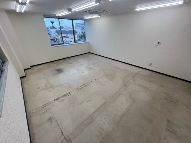 小手指駅前ビルの内装