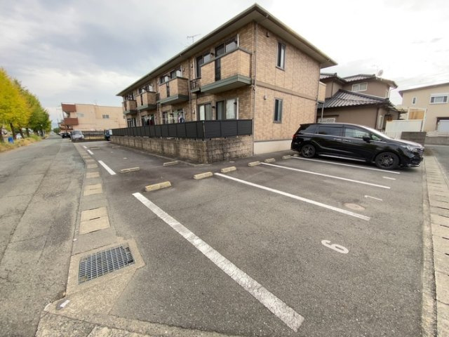熊本市南区八幡１０丁目のアパートの駐車場