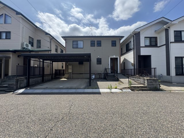 東区秋葉1丁目　中古戸建の外観|ゆとりの敷地51坪。カーポートに2台の駐車スペースとコンパクトカーならもう1台駐車できます。