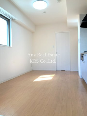 【居間・リビング】 | トモ南堀江 | 8.0帖ある2面採光のお部屋！