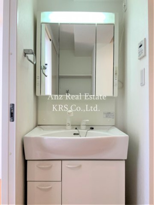 【洗面所】 | トモ南堀江 | 三面鏡とシャワー付き！助かります♪