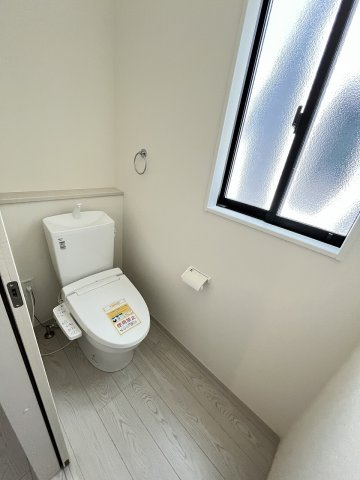 【トイレ】 | 福岡市南区柳河内2丁目2期　1号棟（全2棟）【仲介手数料無料・0円】 | 現地写真。1階のトイレです。