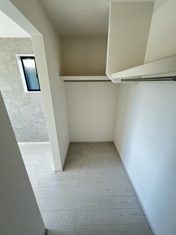 【収納】 | 福岡市南区柳河内2丁目2期　1号棟（全2棟）【仲介手数料無料・0円】 | 現地写真。ウォークインクローゼットです。