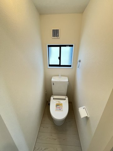 【トイレ】 | 福岡市南区柳河内2丁目2期　1号棟（全2棟）【仲介手数料無料・0円】 | 現地写真。2階にもトイレです。