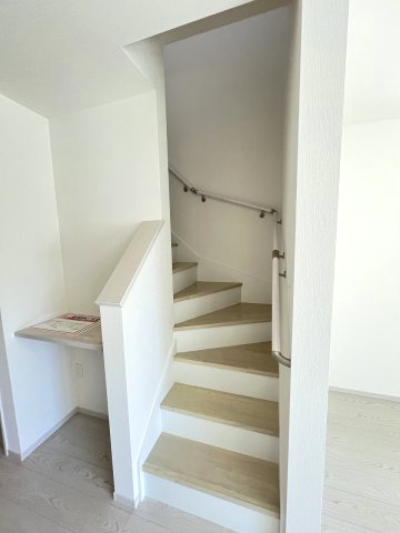 【内装】 | 福岡市南区柳河内2丁目2期　1号棟（全2棟）【仲介手数料無料・0円】 | 現地写真。2階へ上がる階段です。手摺もついて安全ですね。