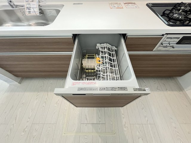 【キッチン】 | 福岡市南区柳河内2丁目2期　1号棟（全2棟）【仲介手数料無料・0円】 | 現地写真。食洗器が付いてます。