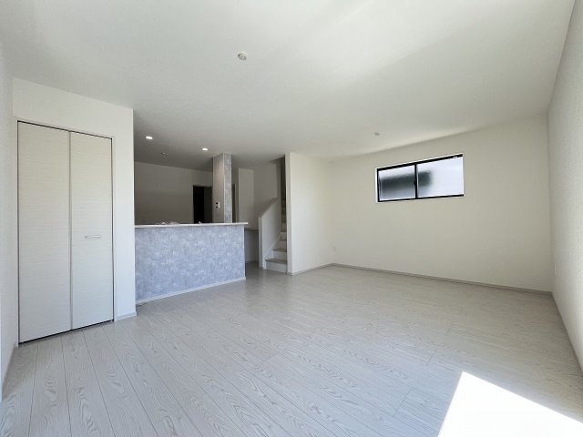 【居間・リビング】 | 福岡市南区柳河内2丁目2期　1号棟（全2棟）【仲介手数料無料・0円】 | 現地写真。リビングです。