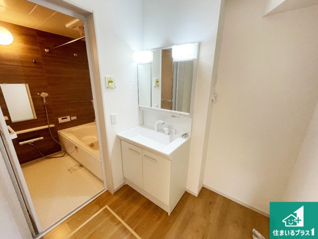 大津市桜野町　第1期　新築一戸建ての設備|清潔感のある洗面台です。フラットな鏡は掃除がしやすく毎日清潔！鏡裏には収納があるのでスッキリとした洗面台が保てます。