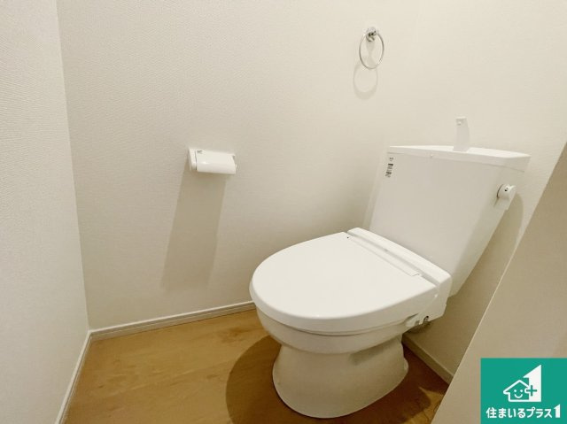 大津市桜野町　第1期　新築一戸建てのトイレ|1・2階の2ヶ所にあるので、朝の忙しい時間の順番待ちもなく、深夜の利用にも大変便利です。