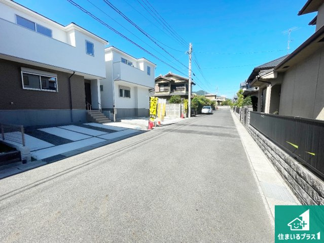 大津市桜野町　第1期　新築一戸建ての前面道路含む現地写真|周辺は閑静な住宅街！前面道路広々で車の出し入れも便利です。駐車が苦手な方でも安心して車庫入れできます！