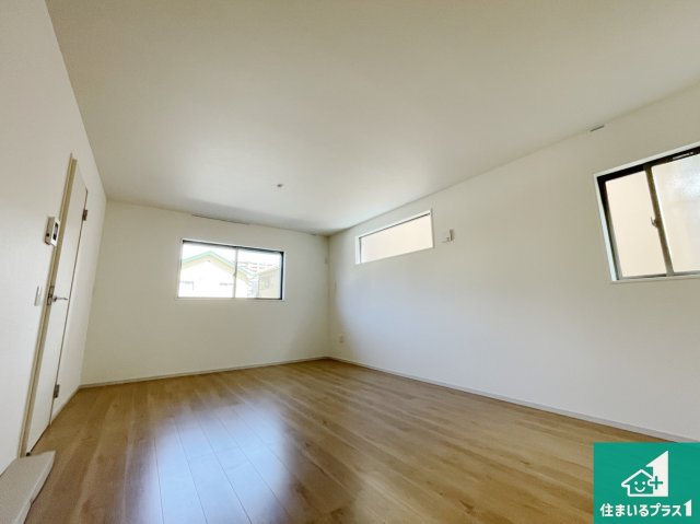 大津市桜野町　第1期　新築一戸建ての居間・リビング|日当たり良好の明るいリビングで朝の目覚めもスッキリできそう！対面キッチンでご家族のコミュニケーションも自然と増える設計！小さなお子様が遊ぶスペースを作っても広々とくつろげるLDK！