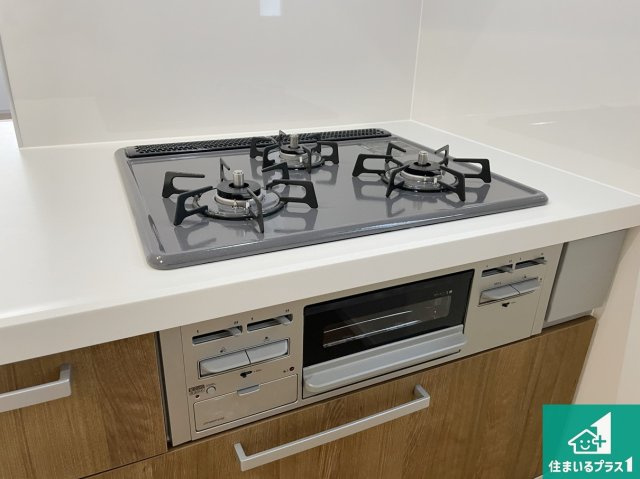 大津市桜野町　第1期　新築一戸建ての設備|ダブル高火力Ｓｉセンサー付きコンロ！３口あるので、まとめて料理をする時も大活躍！
