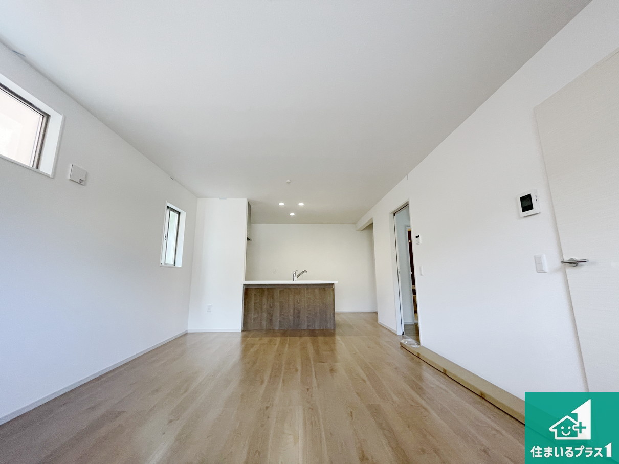 大津市桜野町　第1期　新築一戸建ての居間・リビング|シンプルなリビングは、観葉植物等のインテリアを楽しめますね！パパ好みにも、ママ好みにも家具次第で雰囲気を変えることができます！