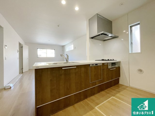 大津市桜野町　第1期　新築一戸建てのキッチン|リビングと統一感があり、使い勝手のいいキッチン。広々としているので、二人並んで作業が出来ちゃいます。お子様と一緒に色々なお料理に挑戦できるスペースがあります。