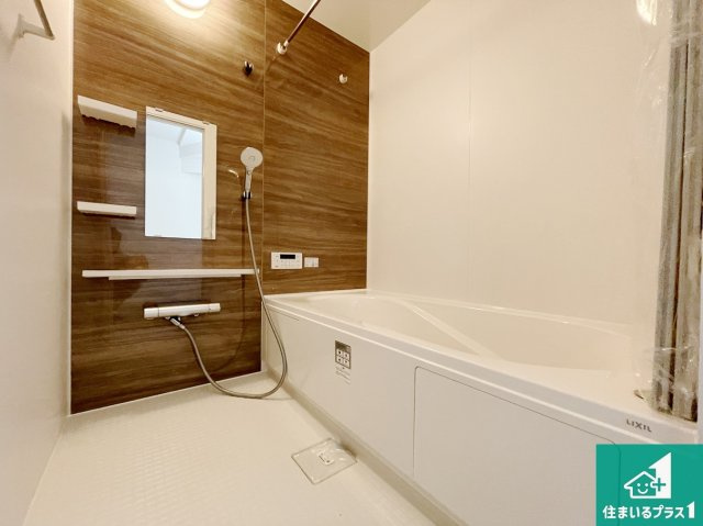 大津市桜野町　第1期　新築一戸建ての浴室|足をゆったり伸ばして寛げる浴槽です。窓が設けられていますので差し込む光が明るく穏やかな雰囲気にしてくれます♪浴室乾燥機も設置しているので、雨の日の洗濯物も安心です♪