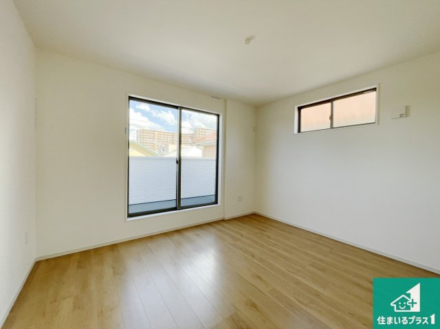 大津市桜野町　第1期　新築一戸建ての洋室|シンプルな洋室は、自分好みのインテリアが楽しめます♪ご家族とインテリアや家具を選びに行くのは新築購入時の醍醐味の一つです。ぜひお楽しみください♪