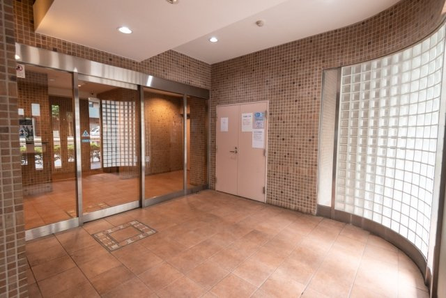 新宿区西早稲田３丁目の賃貸マンションのエントランス