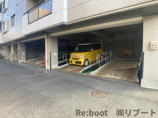 ロイヤルシャトー船橋の駐車場