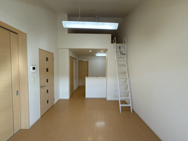 プロムナード壱番館の居間・リビング