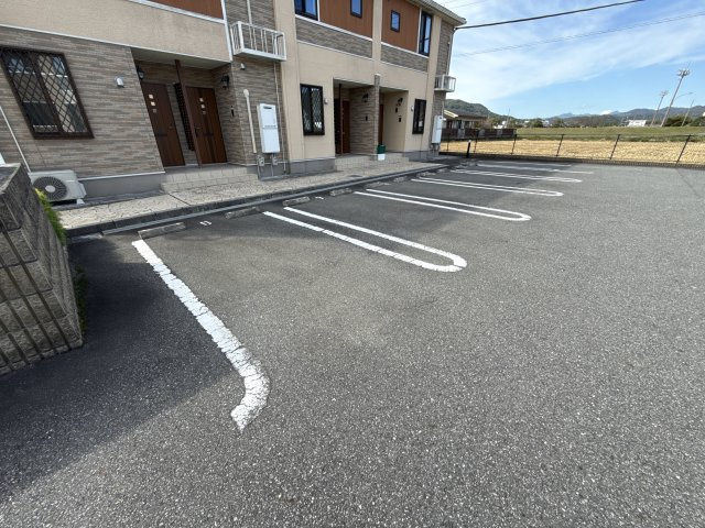 プロムナード壱番館の駐車場