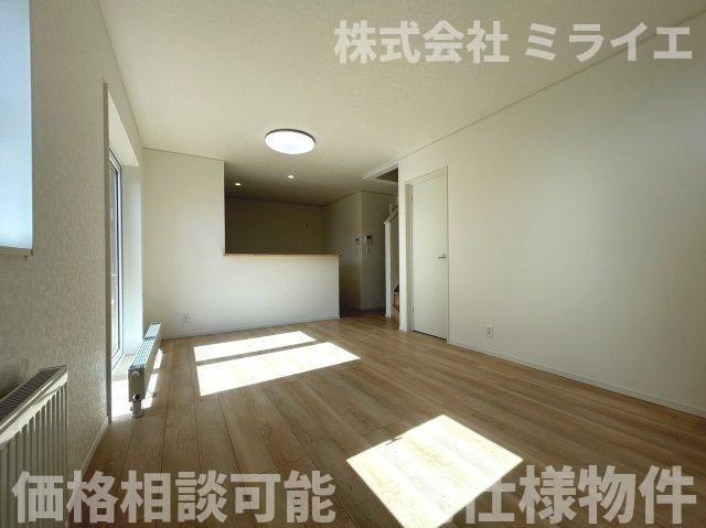 【新築戸建】岩見沢市上幌向南2条7丁目2棟の居間・リビング|リビングが見渡せる対面キッチンを採用。内装(壁・床・建具)は白を基調とし、明るい雰囲気となっています。