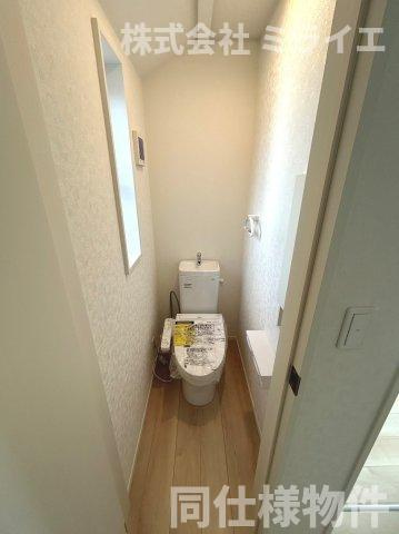 【新築戸建】岩見沢市上幌向南2条7丁目2棟のトイレ|1階・2階に温水洗浄便座を設置。センサーによる便ふたオート開閉機能により、手を触れることがなく快適で衛生面にも配慮されています。