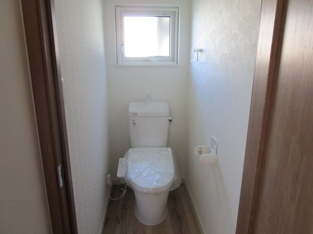 【トイレ】 | サザンウィング | 温水洗浄便座付　窓もあります