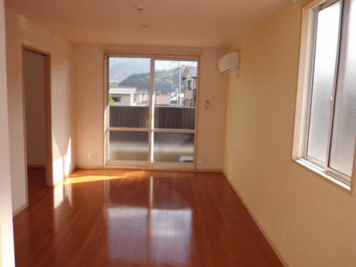 広島市安佐北区三入６丁目のアパートの居間・リビング