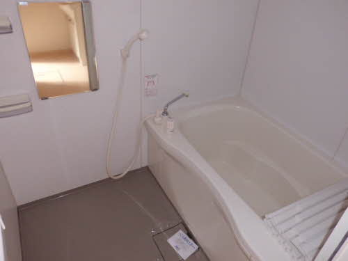 広島市安佐北区三入６丁目のアパートの浴室|窓あり