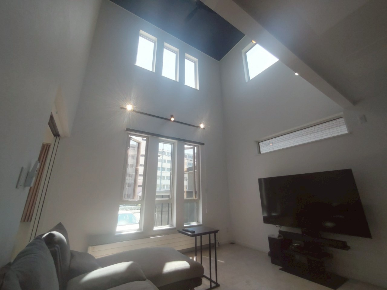 住之江町12　中古住宅の居間・リビング|東・南向きの吹抜から光が差し込みます