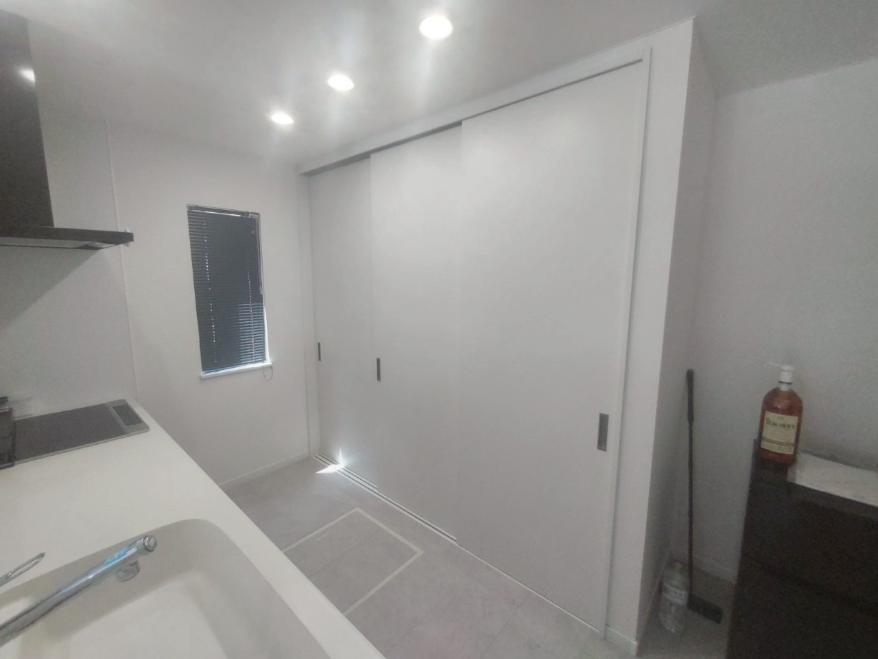 住之江町12　中古住宅の収納|キッチン背後には扉付きの収納スペース