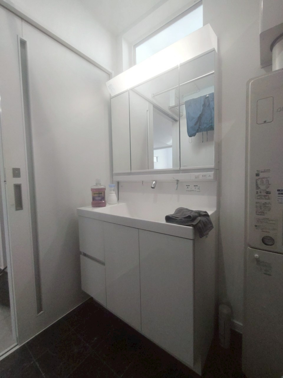 住之江町12　中古住宅の独立洗面台