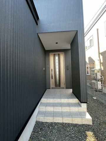 住之江町12　中古住宅の玄関|落ち着いた雰囲気のエントランス