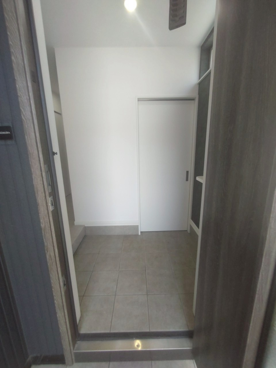 住之江町12　中古住宅の玄関|正面に見える引戸の奥にはシューズクローゼットがございます