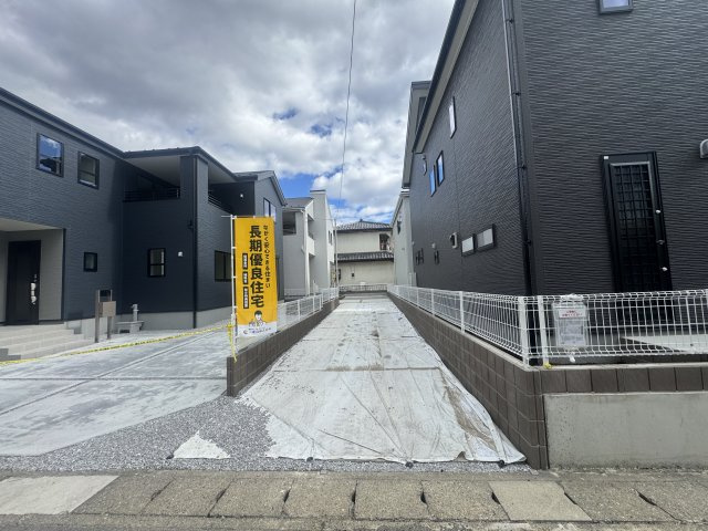 新築　高崎市石原町第24　Livele Garden.S　4号棟の駐車場|現地写真　駐車スペースは縦列駐車になりますが、4台分可能です！
