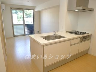 メゾン・ド・プルメリア　Ⅱの居間・リビング|人気の対面キッチン