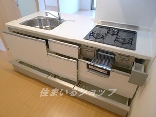 メゾン・ド・プルメリア　Ⅱのキッチン|３口ガスコンロ・グリル付きシステムキッチン