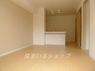 メゾン・ド・プルメリア　Ⅱの居間・リビング|人気の対面キッチン