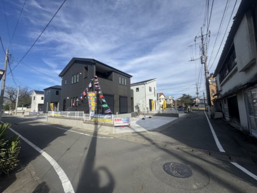 新築　高崎市石原町第24　Livele Garden.S　5号棟の前面道路含む現地写真|現地写真　南側接道幅員約4.7ｍ　西側接道幅員約4.1ｍ　