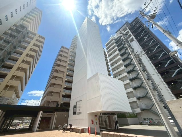 DENCITY CROSS SITEオフィスの駐車場