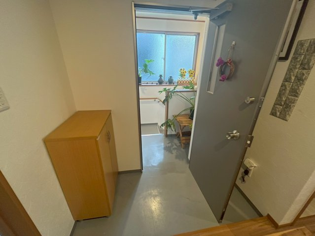 朝日町貸事務所店舗の玄関