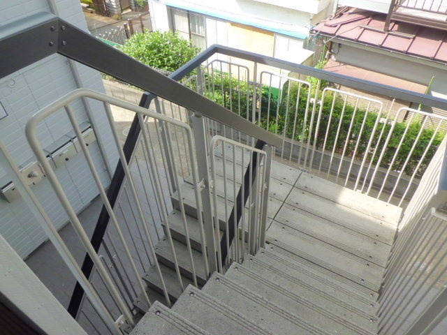 メゾンＫのエントランス|共用階段