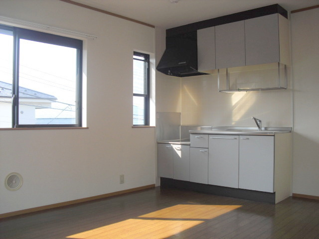 メゾンＫの居間・リビング|角部屋２面採光で明るい広々としたリビング１０帖