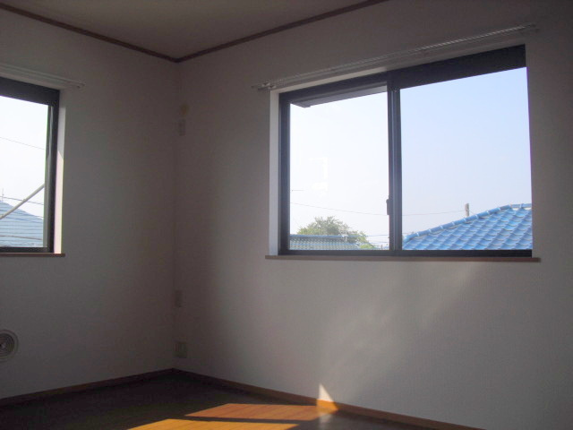 メゾンＫの洋室|２Ｆ角部屋２面採光　クッションフロアの洋室６帖