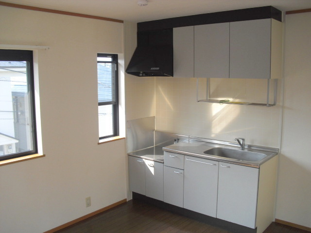 メゾンＫのキッチン|窓のある明るいキッチン　ガス２口設置可