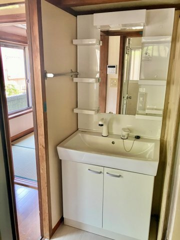 坂本町戸建の洗面所