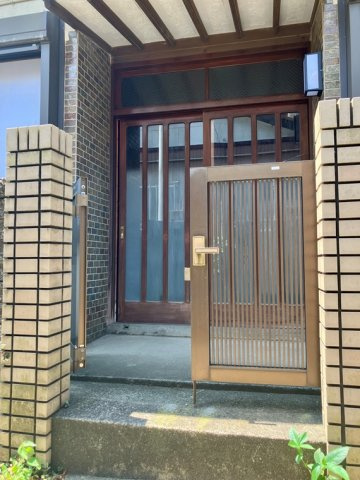 坂本町戸建のエントランス
