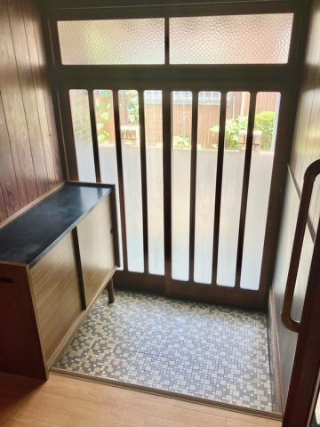 坂本町戸建の玄関